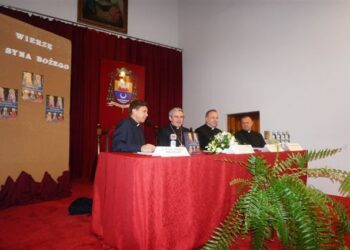 Biskup sandomierski Krzysztof Nitkiewicz promuje książkę "Katolickie Kościoły Wschodnie" / Grażyna Szlęzak-Wójcik / Radio Kielce