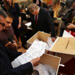 20.10.2014 Budżet obywatelski w Kielcach - otwarto urny i rozpoczęto liczenia głosów / Stanisław Blinstrub / Radio Kielce