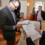 20.10.2014 Budżet obywatelski w Kielcach - otwarto urny i rozpoczęto liczenia głosów / Stanisław Blinstrub / Radio Kielce