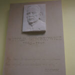 Nadanie bibliotece miejskiej w Ożarowie imienia Witolda Gombrowicza / Teresa Czajkowska / Radio Kielce