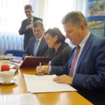 24.10.2014 Ostrowiec podpisał umowę o współpracy z Polską Agencją Informacji i Inwestycji Zagranicznych. / Teresa Czajkowska / Radio Kielce