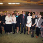 Kandydujący na prezydenta Starachowic dyrektor gimnazjum nr 3 Mirosław Gęborek zaprezentował dwudziestu jeden kandydatów na radnych / Marlena Płaska / Radio Kielce