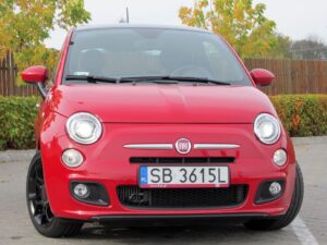 Fiat 500, ostatnio został stylistycznie nieco zmieniony / Robert Felczak / Radio Kielce