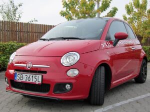 Fiat 500, ostatnio został stylistycznie nieco zmieniony / Robert Felczak / Radio Kielce