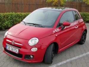 Fiat 500, ostatnio został stylistycznie nieco zmieniony / Robert Felczak / Radio Kielce