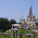 Uroczystości odsłonięcia odbudowanej wieży na Świętym Krzyżu / Włodzimierz Batóg / Radio Kielce