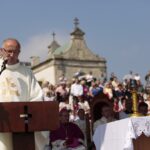 Uroczystości odsłonięcia odbudowanej wieży na Świętym Krzyżu / Włodzimierz Batóg / Radio Kielce