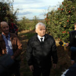 20.10.2014 Pawłów. Jarosław Kaczyński gościł w sadzie Waldemara Hamery / Stanisław Blinstrub / Radio Kielce