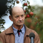 20.10.2014 Pawłów. Jarosław Kaczyński gościł w sadzie Waldemara Hamery / Stanisław Blinstrub / Radio Kielce