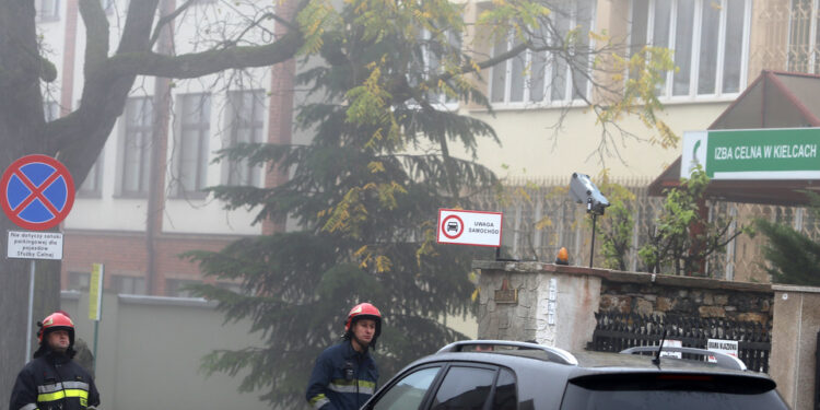 Alarm bombowy w budynku Izby Celnej przy ulicy Wesołej w Kielcach / Kamil Król / Radio Kielce