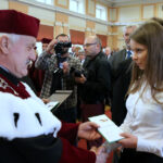 Inauguracja roku akademickiego na Uniwersytecie Jana Kochanowskiego. Studenci pierwszego roku otrzymują indeksy / Kamil Król / Radio Kielce