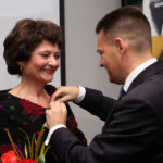 Wystawa Sylvie Kaptur-Gintz w Muzeum Dialogu Kultur. Francuska artystka otrzymuje z rąk Roberta Kotowskiego odznakę Ambasadora Dialogu / Kamil Król / Radio Kielce