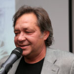 Wystawa francuskiej artystki Sylvie Kaptur-Gintz w Muzeum Dialogu Kultur. Dyrektor Muzeum Regionalnego w Brzezinach Paweł Zybała / Kamil Król / Radio Kielce