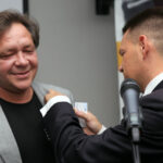 Wystawa francuskiej artystki Sylvie Kaptur-Gintz w Muzeum Dialogu Kultur. Dyrektor Muzeum Regionalnego w Brzezinach Paweł Zybała otrzymuje z rak Roberta Kotowskiego dznakę Ambasadora Dialogu / Kamil Król / Radio Kielce