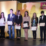 27.10.2013 Wieczór Modnych Filantropów. Młodzi stypendyści. Od lewej: Anna Suska - II klasa, LO im. św. Jadwigi Królowej, Karolina Kozieł - I klasa, I LO im. S.Żeromskiego, Sylwester Rogula - II klasa LO im. św. Jadwigi Królowej, Paulina Rzepa - II klasa LO im. Śniadeckiego, Iwona Mularczyk - III klasa VI LO im. Słowackiego, Paulina Siadul - I klasa II LO im. Śniadeckiego, Mateusz Wawrzeńczyk - I klasa LO im. św. Jadwigi Królowej, Dorota Wąsik - IV klasa Państwowe Liceum Plastyczne im. Szermentowicza  / Wojciech Habdas / Radio Kielce