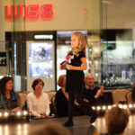 27.10.2013 Wieczór Modnych Filantropów. Wolontariusze prezentowali licytowane przedmioty. Na zdjęciu Gabrysia Zdanowska.  / Wojciech Habdas / Radio Kielce