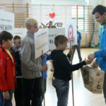 Inauguracja Małej Ligi Piłki Ręcznej. Michał Jurecki wręcza upominki młodym piłkarzom ręcznym / Maciej Makuła / Radio Kielce