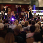 27.10.2013 Wieczór Modnych Filantropów. Wolontariusze prezentowali licytowane przedmioty. Na zdjęciu Zuzia Kusto.  / Wojciech Habdas / Radio Kielce