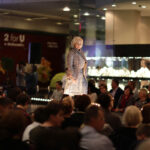 27.10.2013 Wieczór Modnych Filantropów. Pokaz marki Hexeline - Teresa Wołczyk-Rosołowska, dyrektorka Domu Kultury Zameczek. / Wojciech Habdas / Radio Kielce