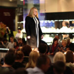 27.10.2013 Wieczór Modnych Filantropów. Pokaz marki Hexeline - Zofia Wilczyńska, dyrektorka świętokrzyskiego NFZ. / Wojciech Habdas / Radio Kielce