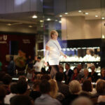 27.10.2013 Wieczór Modnych Filantropów. Pokaz marki Hexeline - Anna Żmudzińska, dyrektorka Domu Kultury Jaworze. / Wojciech Habdas / Radio Kielce