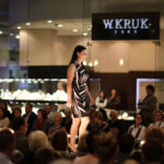 27.10.2013 Wieczór Modnych Filantropów. Pokaz marki Hexeline - Martyna Maćkowiak, właścicielka szkółki pływackiej Aqua w Skarżysku.  / Wojciech Habdas / Radio Kielce