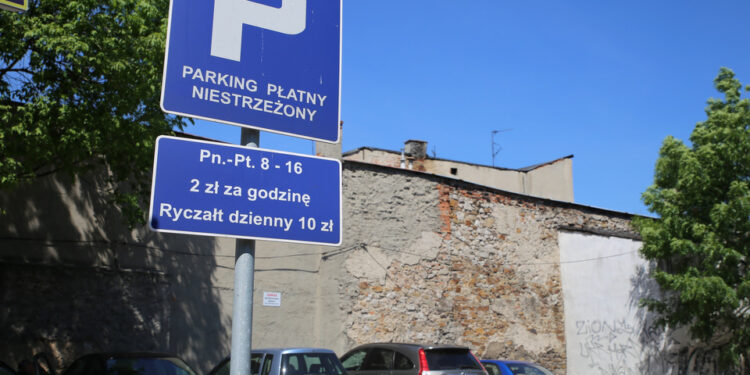 Parking pomiędzy ulicami Bodzentyńską, a Kaczyńskiego w Kielcach / Kamil Król / Radio Kielce