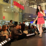 27.10.2013 Wieczór Modnych Filantropów. Podczas przerw pomiędzy pokazami licytowane były kolejne przedmioty. Na zdjęciu Natalia Szostakiewicz. / Wojciech Habdas / Radio Kielce