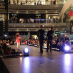 27.10.2013 Wieczór Modnych Filantropów. Podczas przerw pomiędzy pokazami licytowane były kolejne przedmioty.  / Wojciech Habdas / Radio Kielce