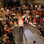 27.10.2013 Wieczór Modnych Filantropów. Podczas przerw pomiędzy pokazami licytowane były kolejne przedmioty. Na zdjęciu Anna Daszewska. / Wojciech Habdas / Radio Kielce