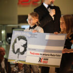 27.10.2013 Wieczór Modnych Filantropów. Pół godziny czasu antenowego Radia Kielce zostało wylicytowane za 3600zł. Na zdjęciu Berenika Woś i Gabrysia Zdanowska.  / Wojciech Habdas / Radio Kielce