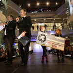 27.10.2013 Wieczór Modnych Filantropów. Pół godziny czasu antenowego Radia Kielce zostało wylicytowane za 3600zł. Na zdjęciu Berenika Woś i Gabrysia Zdanowska.  / Wojciech Habdas / Radio Kielce