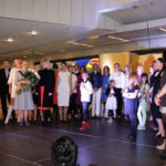 27.10.2013 Wieczór Modnych Filantropów. Modelki, wolontariusze, wszyscy którzy pomagali przy licytacji zgromadzili się do pamiątkowego zdjęcia. / Wojciech Habdas / Radio Kielce