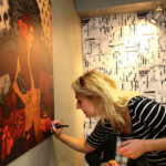 Wernisaż wystawy prac Jaśminy Parkity – ilustratorki, malarki, graficzki i projektantki mody pochodzącej z Kielc. / Wojciech Habdas / Radio Kielce