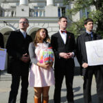 24.10.2014 Kielce. Kandydaci Kongresu Nowej Prawicy w wyborach samorządowych przekazali dziś prezydentowi Kielc Wojciechowi Lubawskiemu symboliczny bilet lotniczy do Londynu. / Wojciech Habdas / Radio Kielce