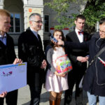 24.10.2014 Kielce. Kandydaci Kongresu Nowej Prawicy w wyborach samorządowych przekazali dziś prezydentowi Kielc Wojciechowi Lubawskiemu symboliczny bilet lotniczy do Londynu. / Wojciech Habdas / Radio Kielce