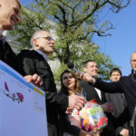 24.10.2014 Kielce. Kandydaci Kongresu Nowej Prawicy w wyborach samorządowych przekazali dziś prezydentowi Kielc Wojciechowi Lubawskiemu symboliczny bilet lotniczy do Londynu. / Wojciech Habdas / Radio Kielce