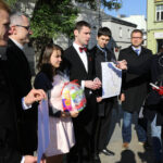 24.10.2014 Kielce. Kandydaci Kongresu Nowej Prawicy w wyborach samorządowych przekazali dziś prezydentowi Kielc Wojciechowi Lubawskiemu symboliczny bilet lotniczy do Londynu. / Wojciech Habdas / Radio Kielce