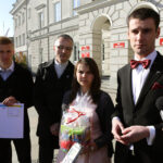 24.10.2014 Kielce. Kandydaci Kongresu Nowej Prawicy w wyborach samorządowych przekazali dziś prezydentowi Kielc Wojciechowi Lubawskiemu symboliczny bilet lotniczy do Londynu. / Wojciech Habdas / Radio Kielce