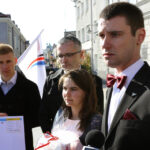 24.10.2014 Kielce. Kandydaci Kongresu Nowej Prawicy w wyborach samorządowych przekazali dziś prezydentowi Kielc Wojciechowi Lubawskiemu symboliczny bilet lotniczy do Londynu. / Wojciech Habdas / Radio Kielce