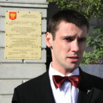 24.10.2014 Kielce. Kandydaci Kongresu Nowej Prawicy w wyborach samorządowych przekazali dziś prezydentowi Kielc Wojciechowi Lubawskiemu symboliczny bilet lotniczy do Londynu. / Wojciech Habdas / Radio Kielce