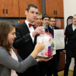 24.10.2014 Kielce. Kandydaci Kongresu Nowej Prawicy w wyborach samorządowych przekazali dziś prezydentowi Kielc Wojciechowi Lubawskiemu symboliczny bilet lotniczy do Londynu. / Wojciech Habdas / Radio Kielce