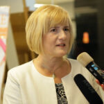 24.10.2014 Kielce. Jubileusz 50-lecia Policealnej Szkoły Medycznej w Morawicy, uroczystości odbywały się też w kieleckiej Filharmonii.  Renata Antos, dyrektor szkoły. / Wojciech Habdas / Radio Kielce