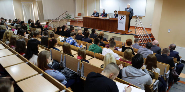 28.10.2014 Kielce. Leszek Miller spotkał się ze studentami UJK. / Wojciech Habdas / Radio Kielce