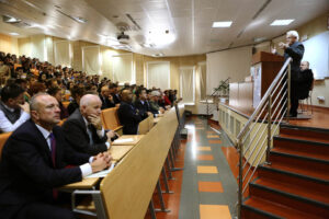 28.10.2014 Kielce. Leszek Miller spotkał się ze studentami UJK. / Wojciech Habdas / Radio Kielce