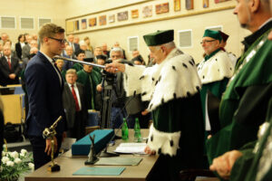 Inauguracja roku akademickiego na Politechnice Świętokrzyskiej. Pasowanie na studenta. / Wojciech Habdas / Radio Kielce