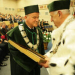 Inauguracja roku akademickiego na Politechnice Świętokrzyskiej. Wręczenie pamiątkowych medali Politechniki Świętokrzyskiej. / Wojciech Habdas / Radio Kielce