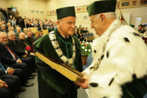 Inauguracja roku akademickiego na Politechnice Świętokrzyskiej. Wręczenie pamiątkowych medali Politechniki Świętokrzyskiej. / Wojciech Habdas / Radio Kielce