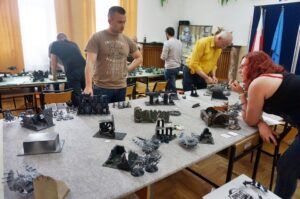 Żołnierze z Centrum Przygotowań do Misji Zagranicznych grali grę w Warhammer 40.000 / Renata Morąg / Radio Kielce