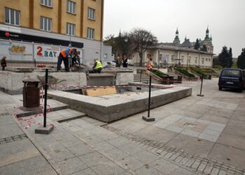 23.10.2014 Remont fontanny na Placu Artystów / Stanisław Blinstrub / Radio Kielce